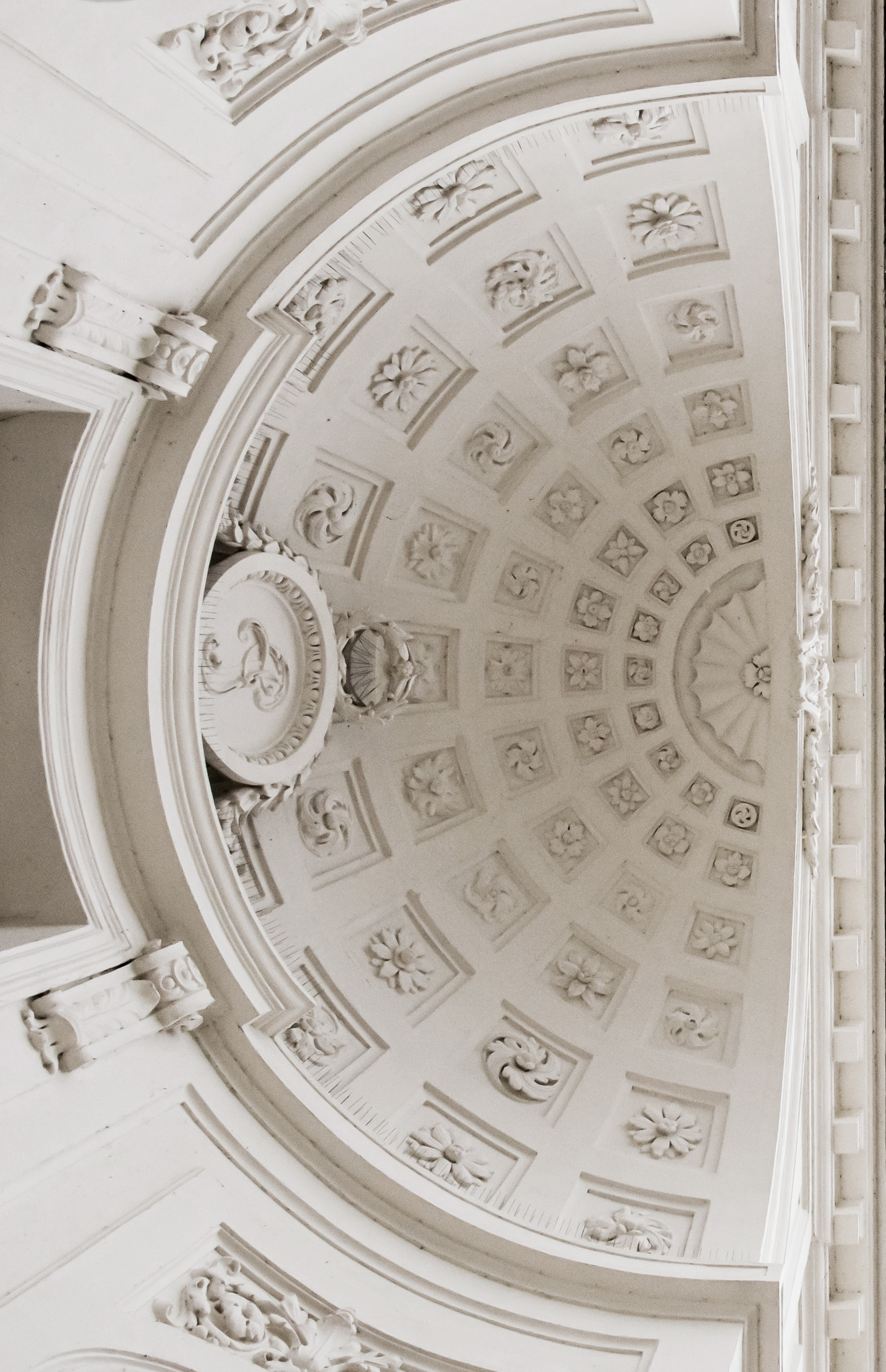 Dettaglio architettonico di una cupola in marmo