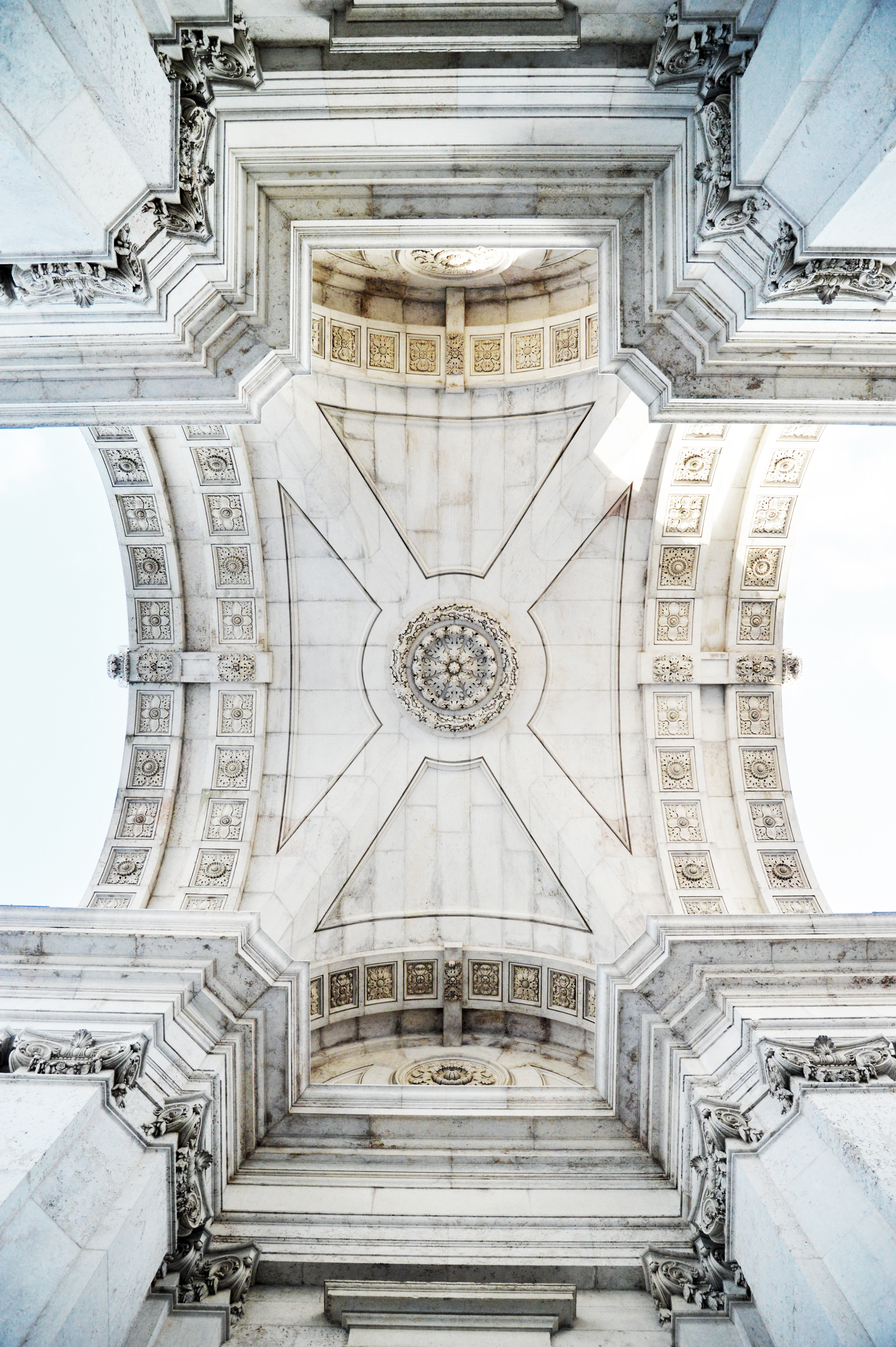 Dettaglio architettonico di un soffitto decorato